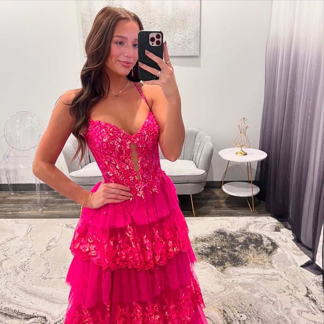 Abito da ballo a balze con paillettes rosa acceso, spacco e corsetto a cuore, abito da festa Ms2504112