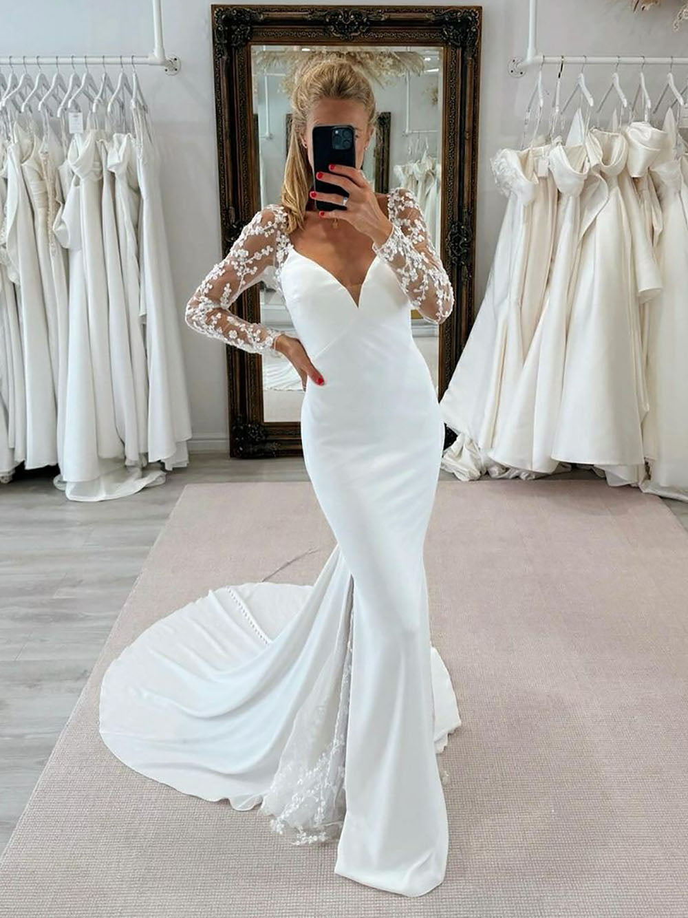 Vestido de Noiva em Cetim Suave com Aplicações de Renda Vestido de Noiva Sereia Decote em V Manga Comprida