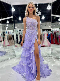 Robe de soirée lavande A-Line à plusieurs niveaux avec appliques en dentelle pailletée et une épaule Robe de soirée formelle à traîne