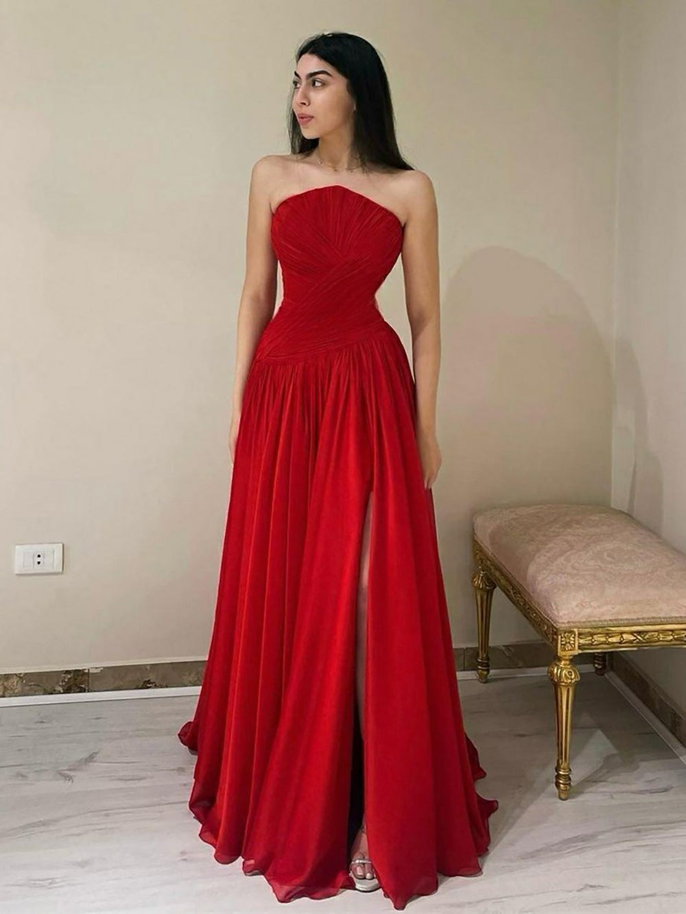 Abito da sera rosso elegante in chiffon senza spalline con spacco alto, lungo, da ballo per feste