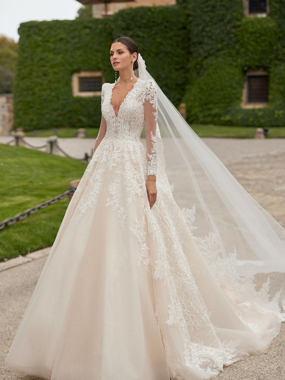 Elegant Backless V Neck Wedding Dress For Women Lace Appliques Long Sleeves Luxury Bridal Gowns