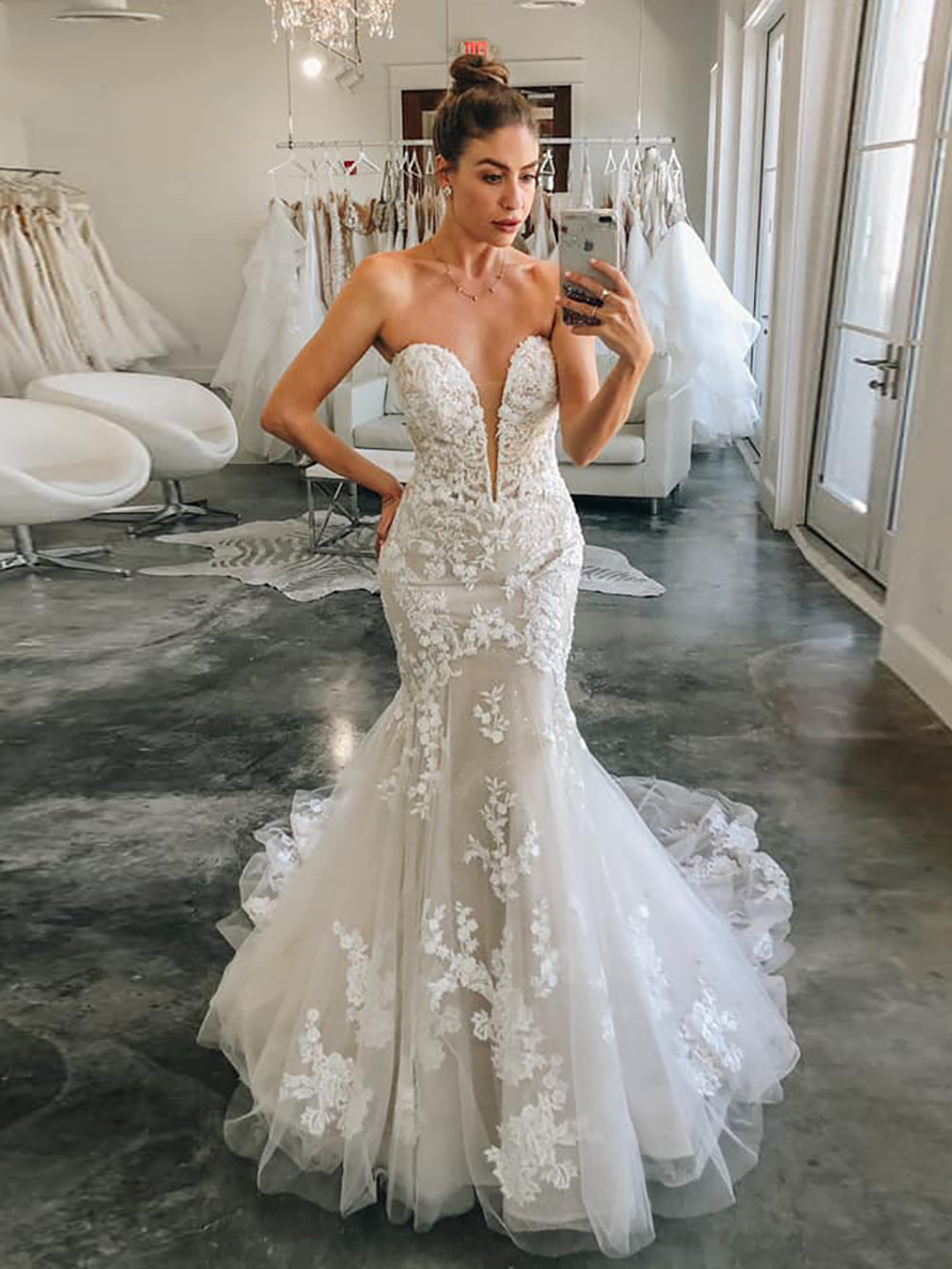 Vestido de Noiva Luxuoso Sereia com Decote Profundo em V, Aplicações de Renda e Tule, Vestido de Noiva com Cauda Ms2503181