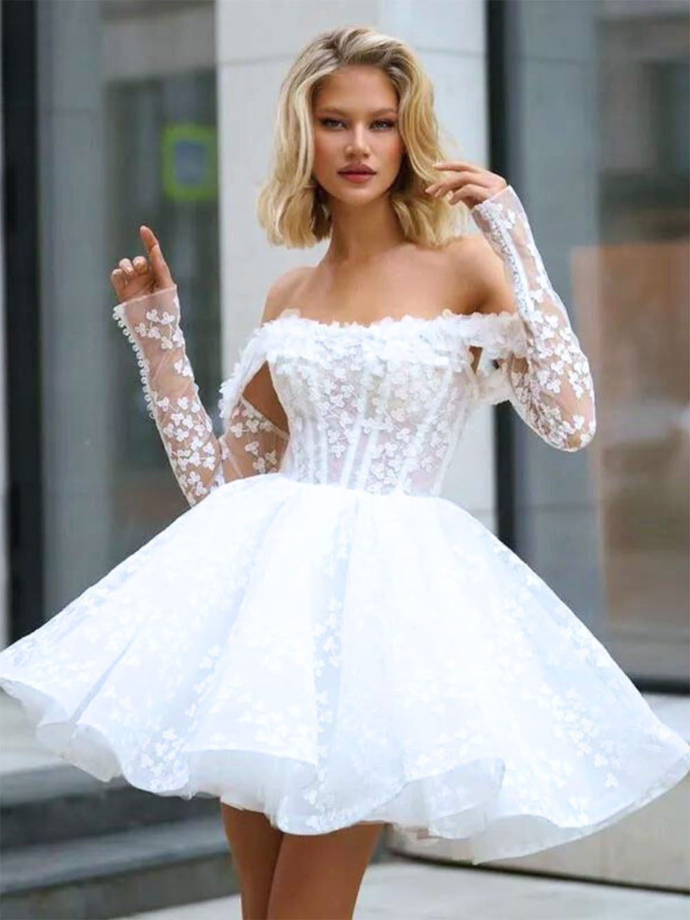 Abito da sposa corto a gonna ampia con pizzo, fiori, spalle scoperte e maniche staccabili