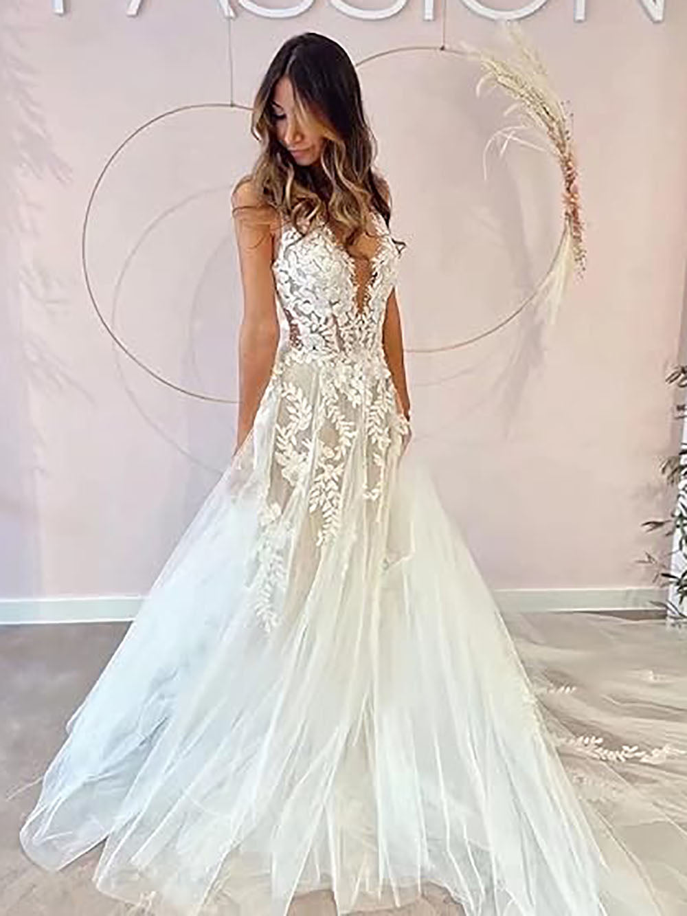 Sexy A-Line Backless Wedding Dress Lace Applique Beaded Tulle Wedding Gowns Boho Bridal Dress