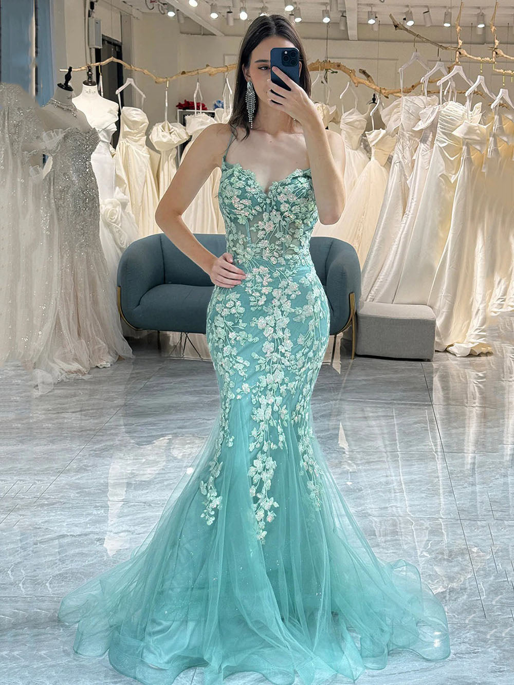 Robe de soirée longue en tulle à bretelles spaghetti et décolleté plongeant pour femme