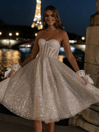 Abito da sposa corto scintillante al ginocchio senza spalline con tulle glitterato, abito da sposa a linea ad A senza maniche per donna