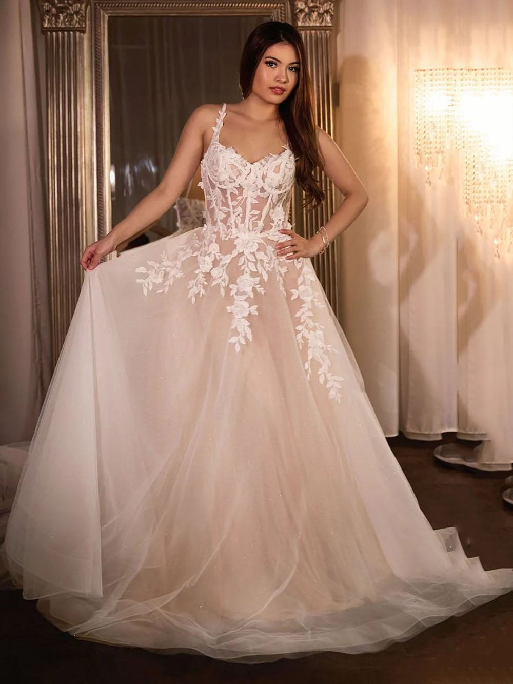 Abito da sposa a linea A 2024 con applicazioni in pizzo, abito da sposa avorio con corsetto e spalline sottili