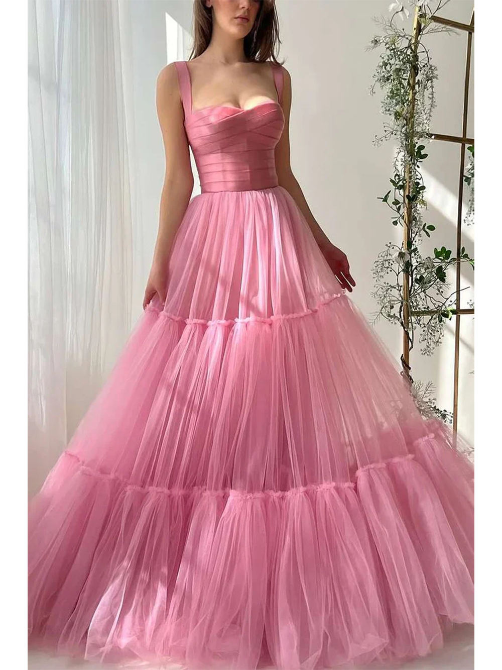 Robe de soirée longue en tulle à bretelles spaghetti et décolleté plongeant pour femme