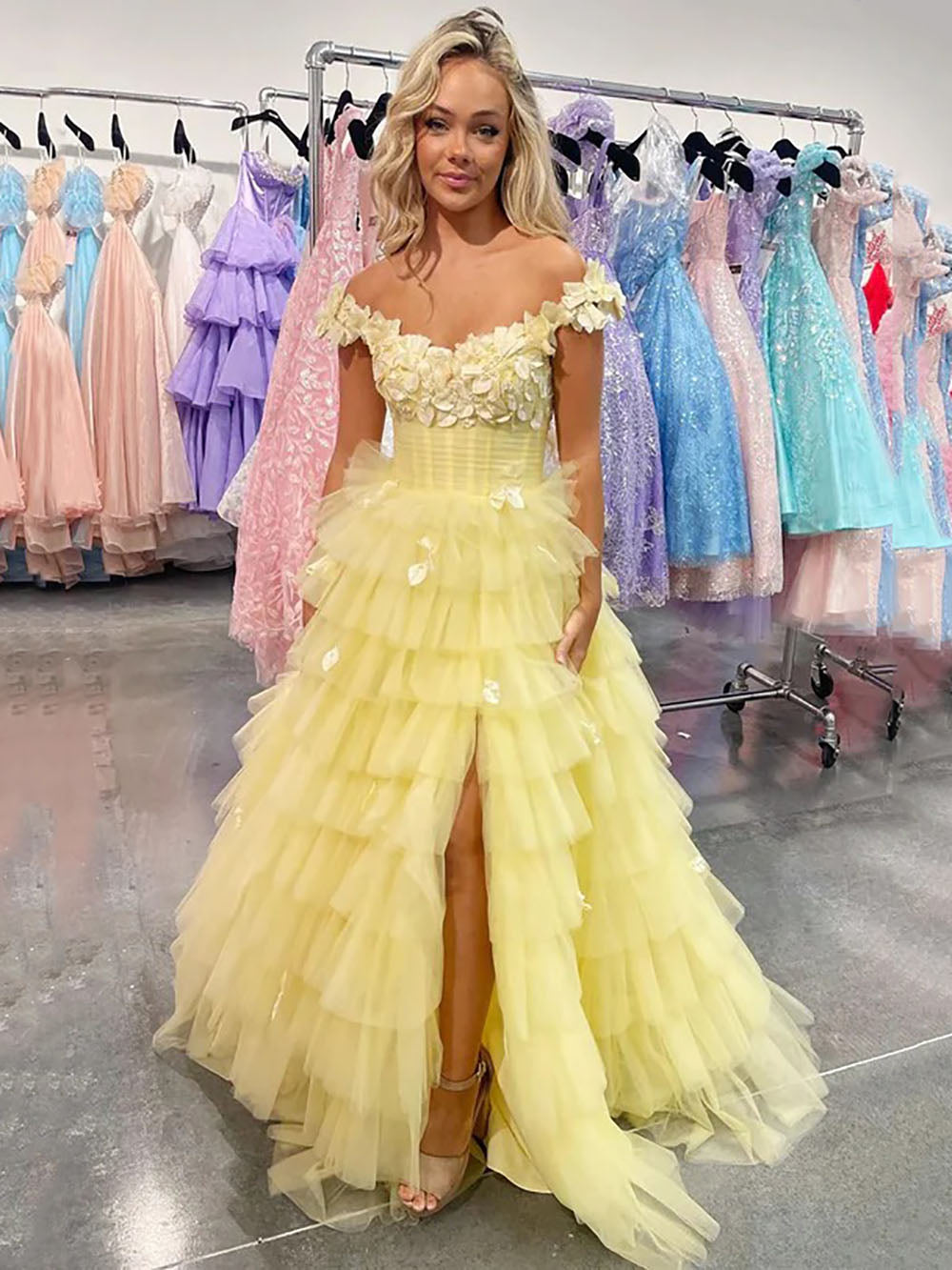 Elegante abito da sera a strati con applicazioni in pizzo, senza maniche, arricciato, abito formale Ms2504071