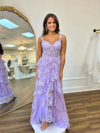 Robe de bal à volants à bretelles spaghetti avec fente latérale et appliques en dentelle