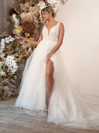 Vestidos de Noiva de Luxo com Brilho, Decote em V, Fenda Lateral, Sem Mangas, Costas Abertas