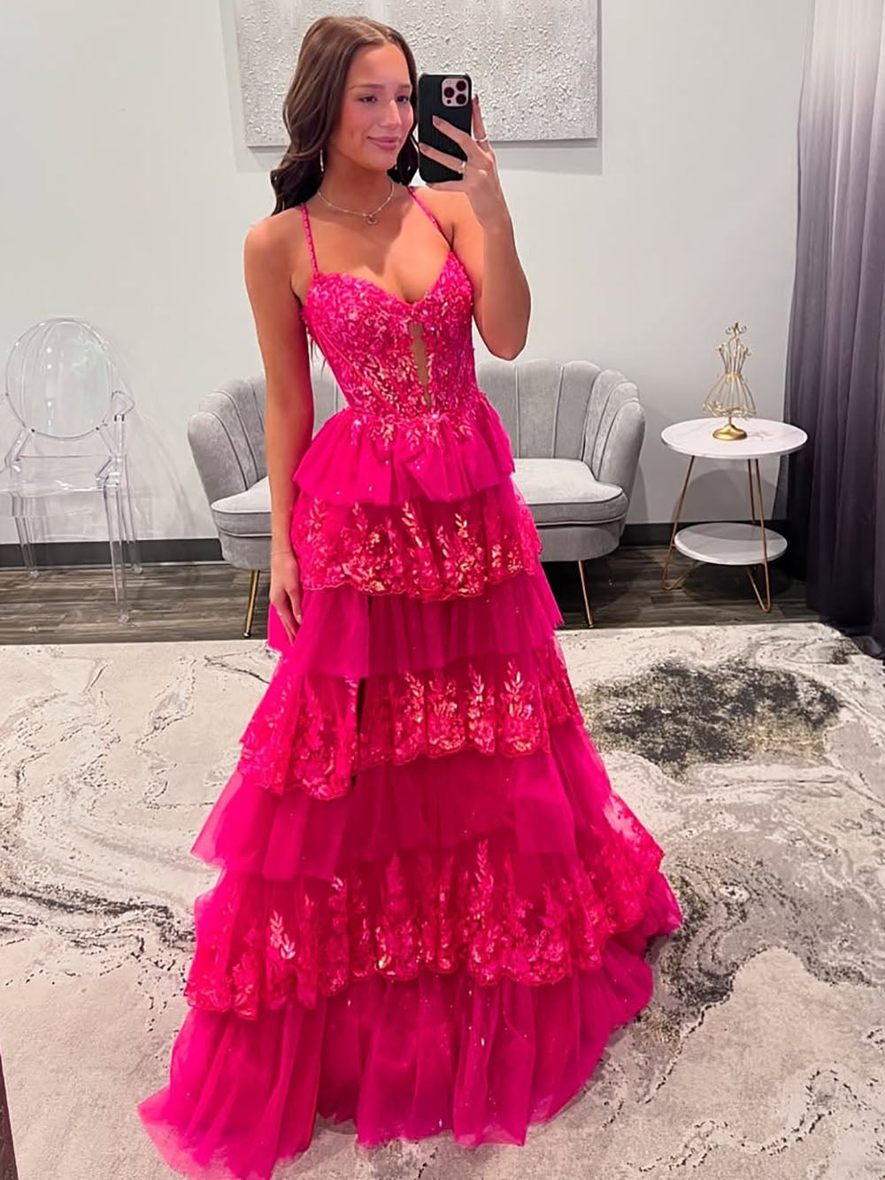 Abito da ballo a balze con paillettes rosa acceso, spacco e corsetto a cuore, abito da festa Ms2504112