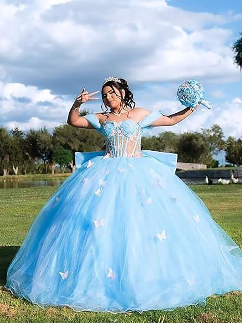 Vestidos de Quinceanera Butterfly com Laço Vestido de Baile Fofo Sweet 16 com Cauda Vestido de Quince Ombro a Ombro