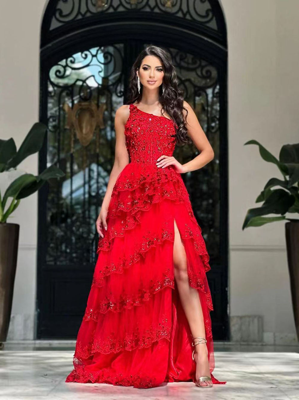 Robe de soirée rouge de luxe à une épaule avec appliques en dentelle et robe de soirée à volants avec fente latérale
