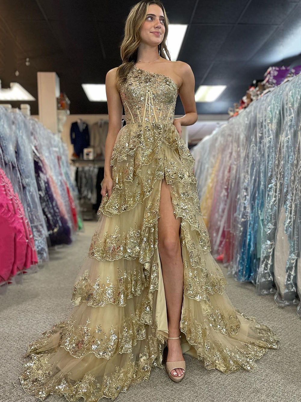 Abito da sera formale da festa da donna con paillettes applicate su una spalla, a strati, linea ad A, sexy con spacco laterale