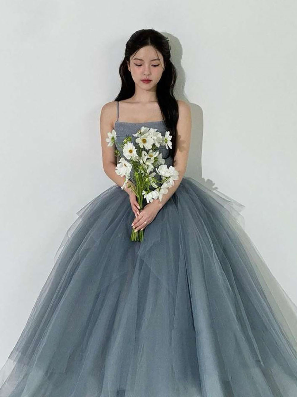 Abito da ballo principessa in tulle con spalline sottili, abito da sposa grigio con gonna gonfia