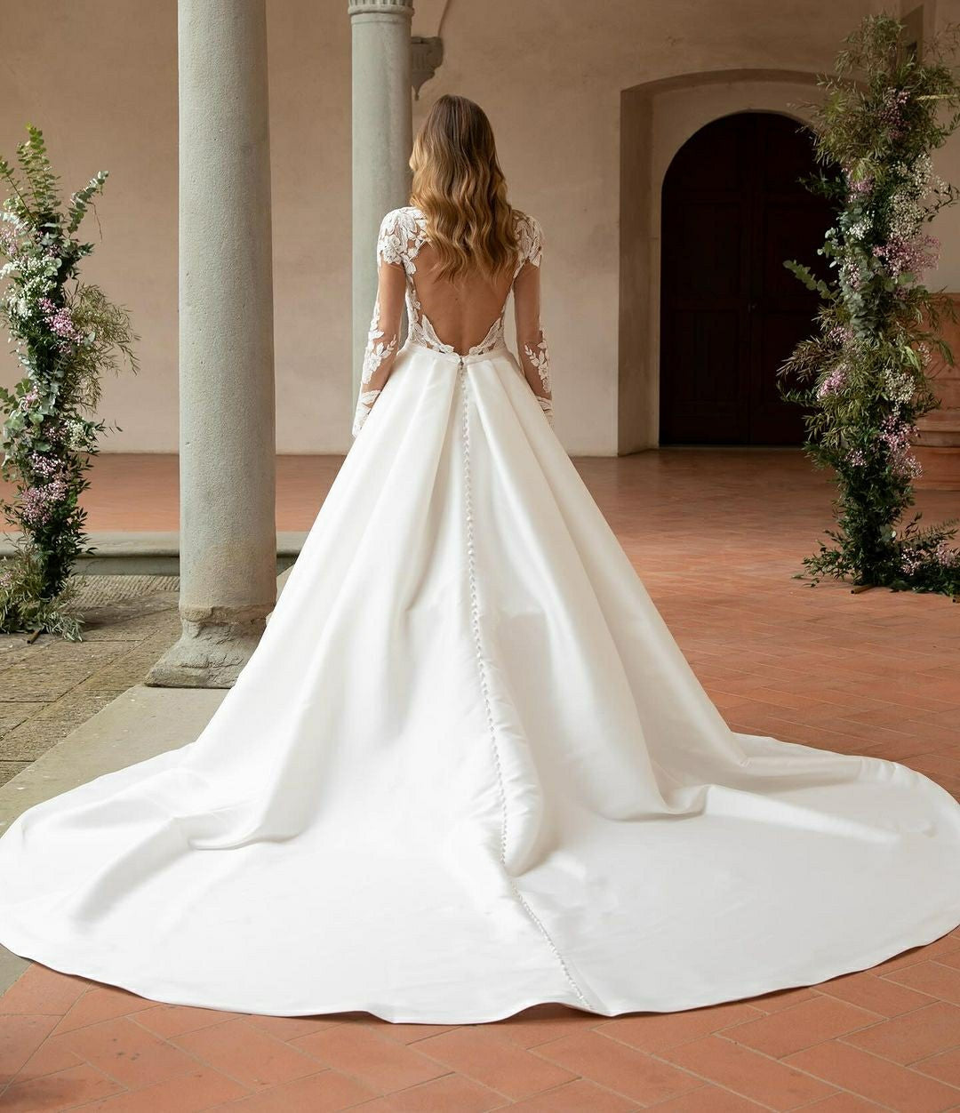 Elegante abito da sposa in raso da donna con maniche lunghe, schiena sexy scoperta, abito da sposa con applicazioni in pizzo