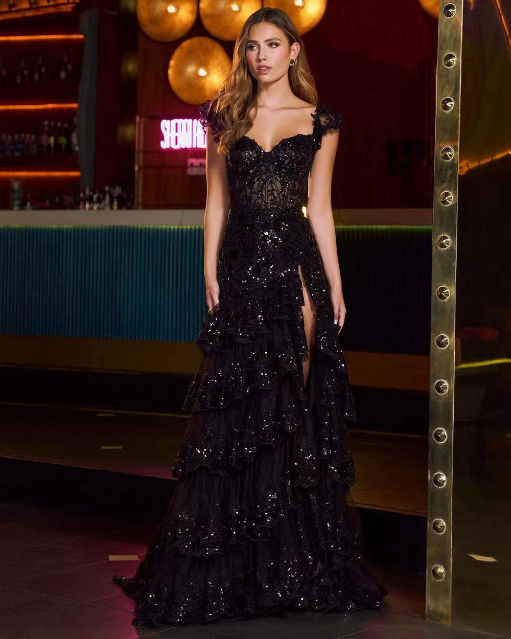 Vestidos de Baile Pretos com Camadas Brilhantes, Costas Nuas, Aplicações de Renda, Vestidos Longos de Noite com Fenda, Vestidos Formais para Festas