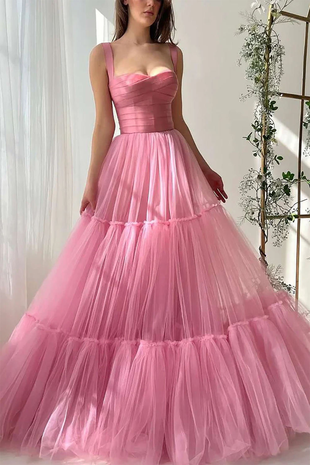 Robe de soirée longue en tulle à bretelles spaghetti et décolleté plongeant pour femme