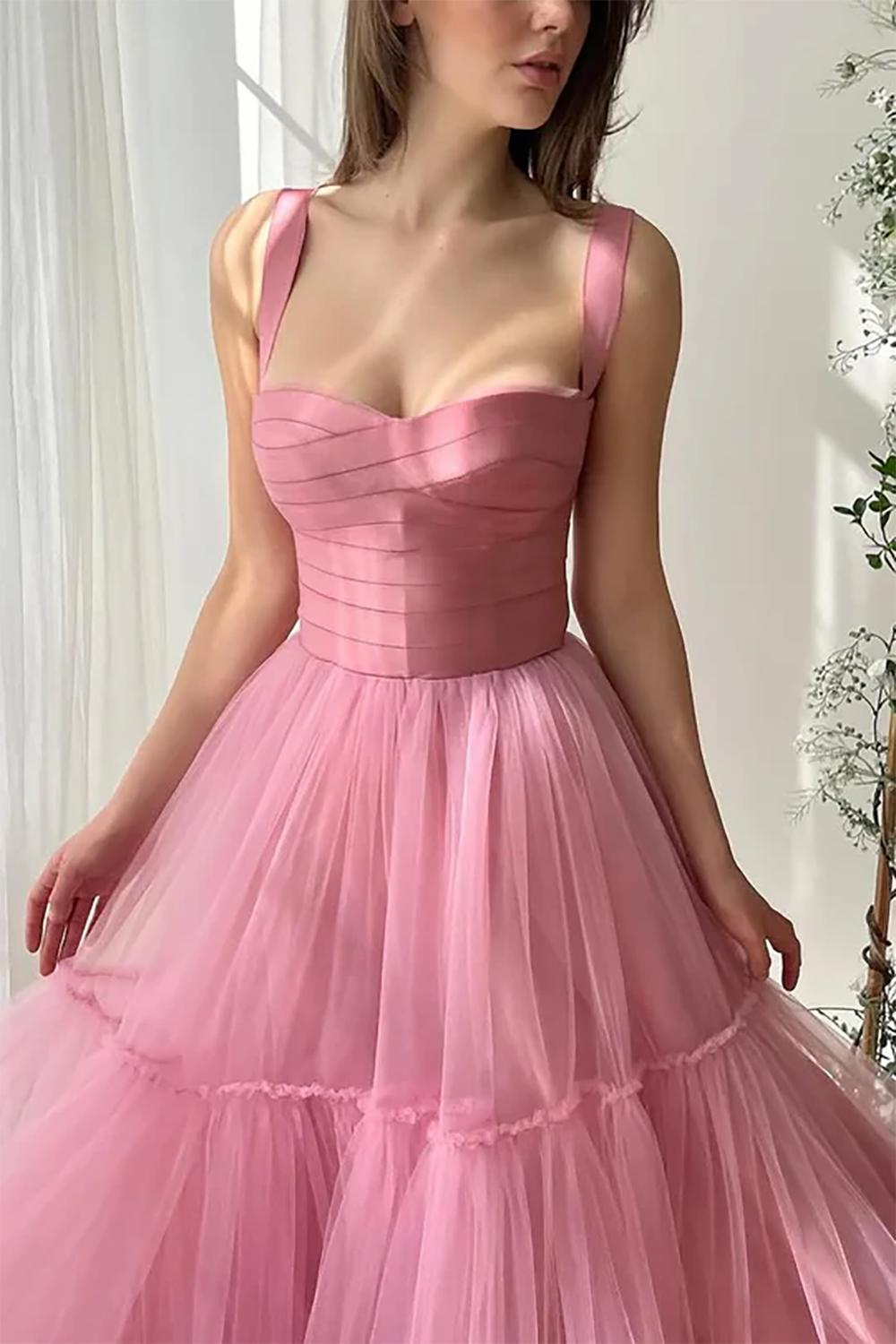 Robe de soirée longue en tulle à bretelles spaghetti et décolleté plongeant pour femme
