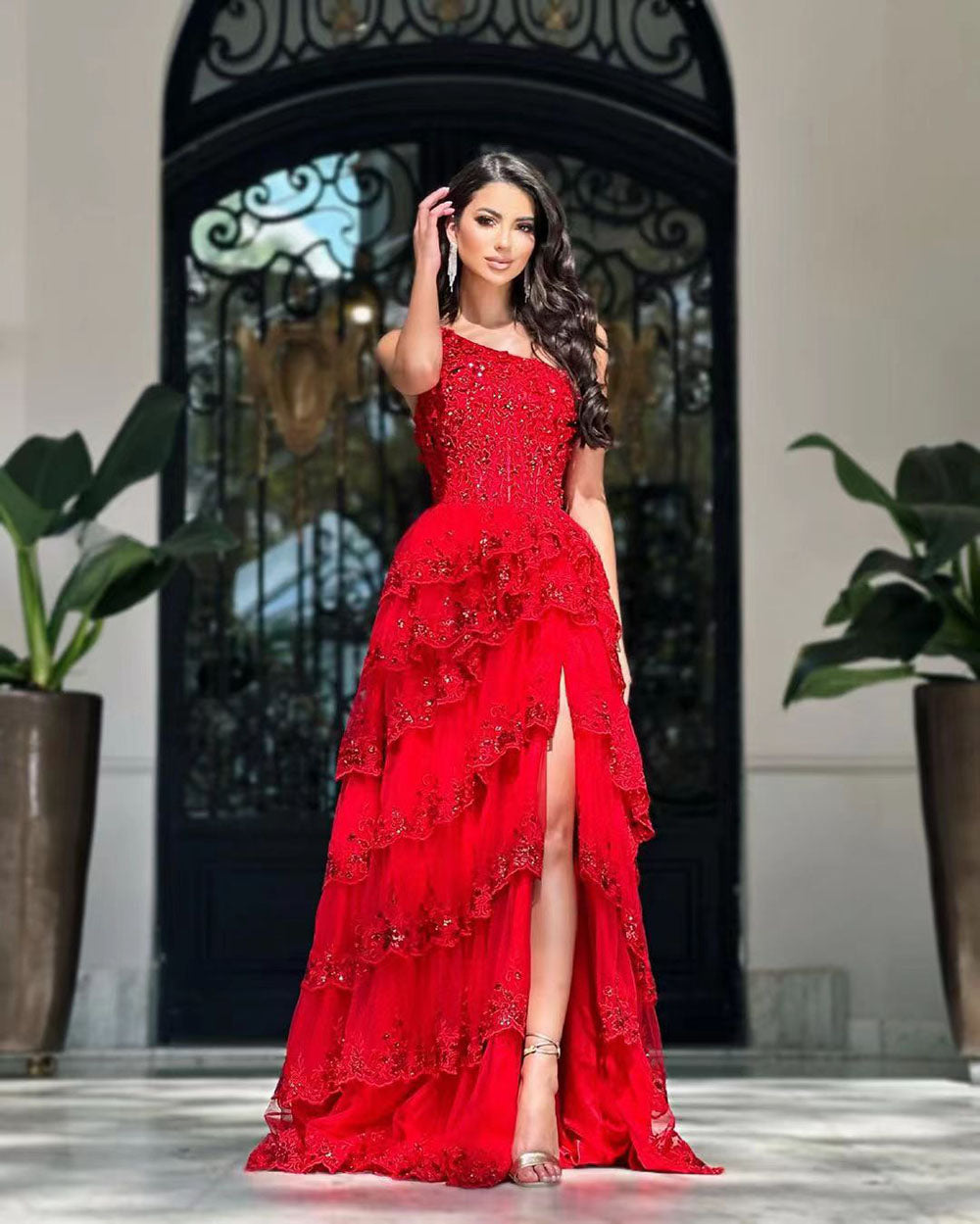 Robe de soirée rouge de luxe à une épaule avec appliques en dentelle et robe de soirée à volants avec fente latérale
