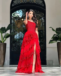 Robe de soirée rouge de luxe à une épaule avec appliques en dentelle et robe de soirée à volants avec fente latérale