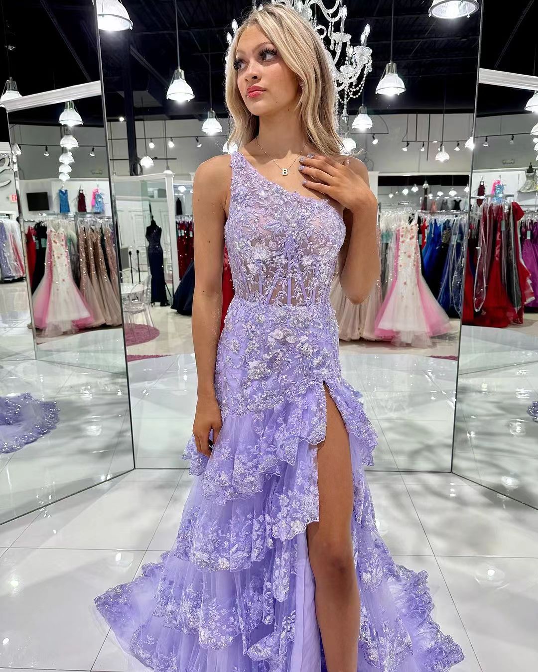 Robe de soirée lavande A-Line à plusieurs niveaux avec appliques en dentelle pailletée et une épaule Robe de soirée formelle à traîne