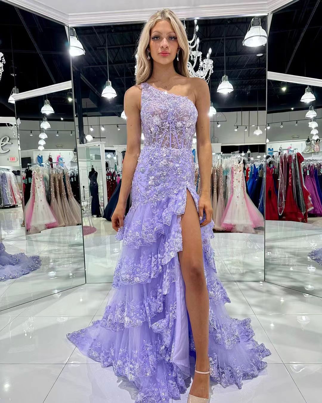 Robe de soirée lavande A-Line à plusieurs niveaux avec appliques en dentelle pailletée et une épaule Robe de soirée formelle à traîne