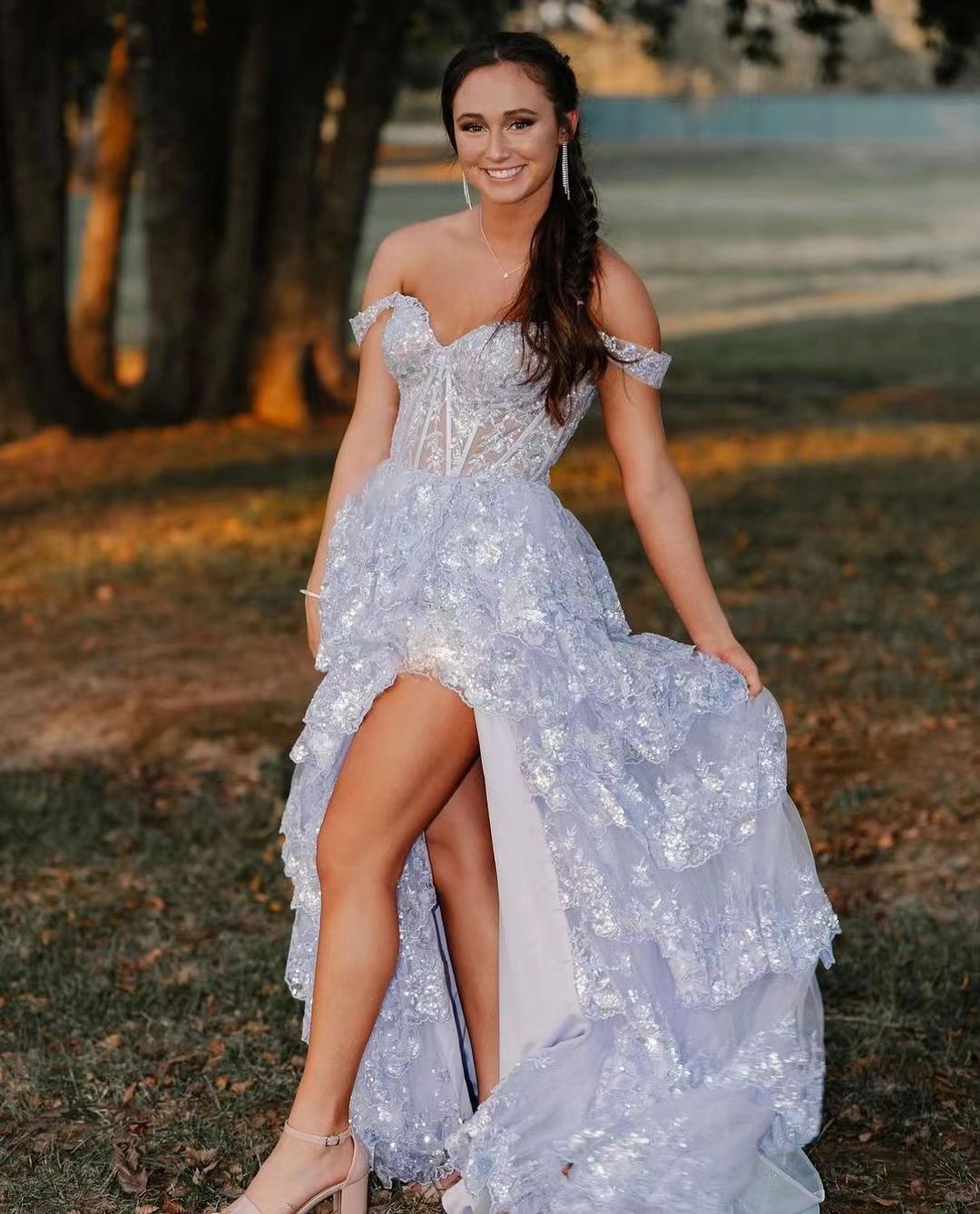 Vestidos de baile formais com lantejoulas, folhos em camadas e decote ombro a ombro, aplicações de renda, corpete brilhante
