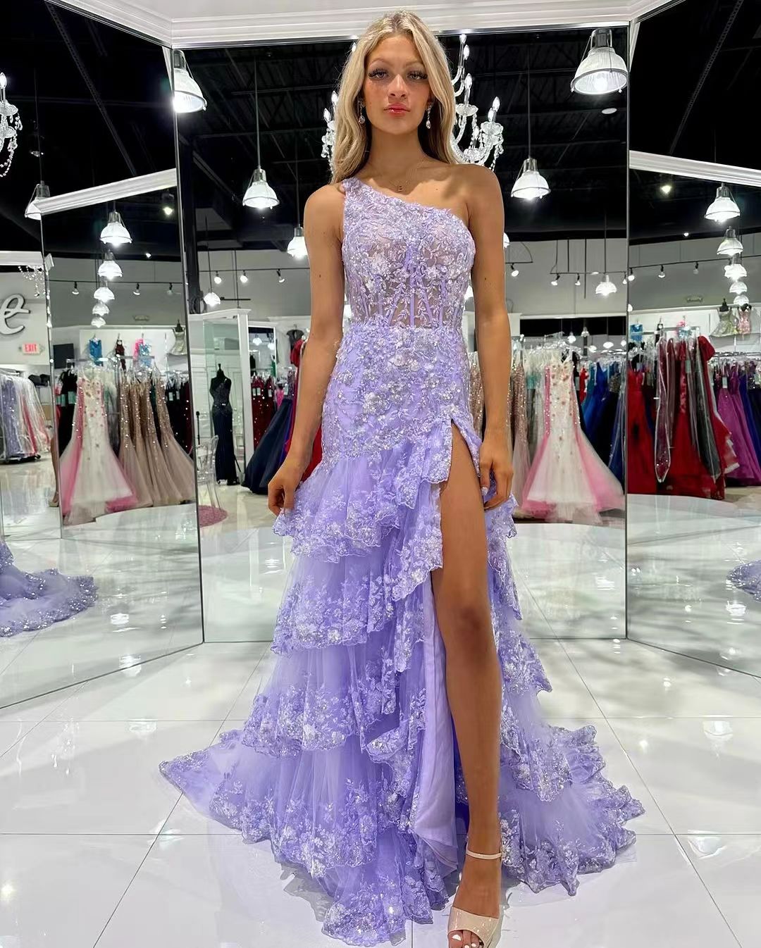 Robe de soirée lavande A-Line à plusieurs niveaux avec appliques en dentelle pailletée et une épaule Robe de soirée formelle à traîne