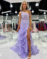 Robe de soirée lavande A-Line à plusieurs niveaux avec appliques en dentelle pailletée et une épaule Robe de soirée formelle à traîne