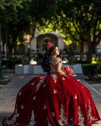 Abiti Quinceanera in Velluto 2025 con Farfalle Floreali 3D Dorate Pizzo Spalle Scoperte Abiti da Prom Sweet 16