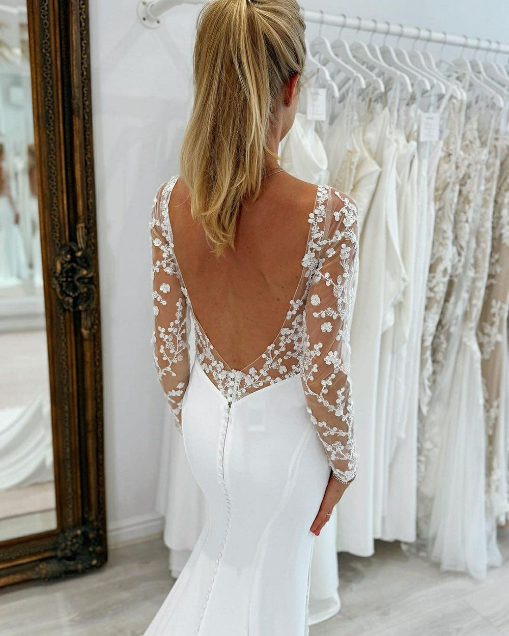 Vestido de Noiva em Cetim Suave com Aplicações de Renda Vestido de Noiva Sereia Decote em V Manga Comprida