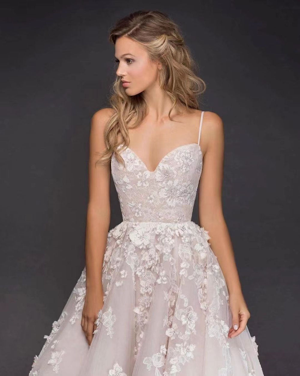 Abiti da sposa a linea A con spalline sottili, abiti da sposa con applicazioni in pizzo, abito da sposa squisito