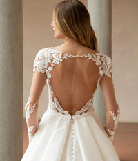 Elegante abito da sposa in raso da donna con maniche lunghe, schiena sexy scoperta, abito da sposa con applicazioni in pizzo