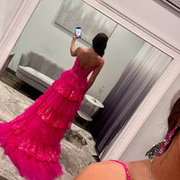 Abito da ballo a balze con paillettes rosa acceso, spacco e corsetto a cuore, abito da festa Ms2504112