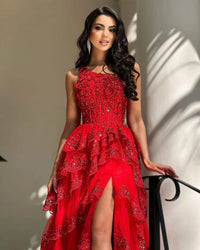Robe de soirée rouge de luxe à une épaule avec appliques en dentelle et robe de soirée à volants avec fente latérale