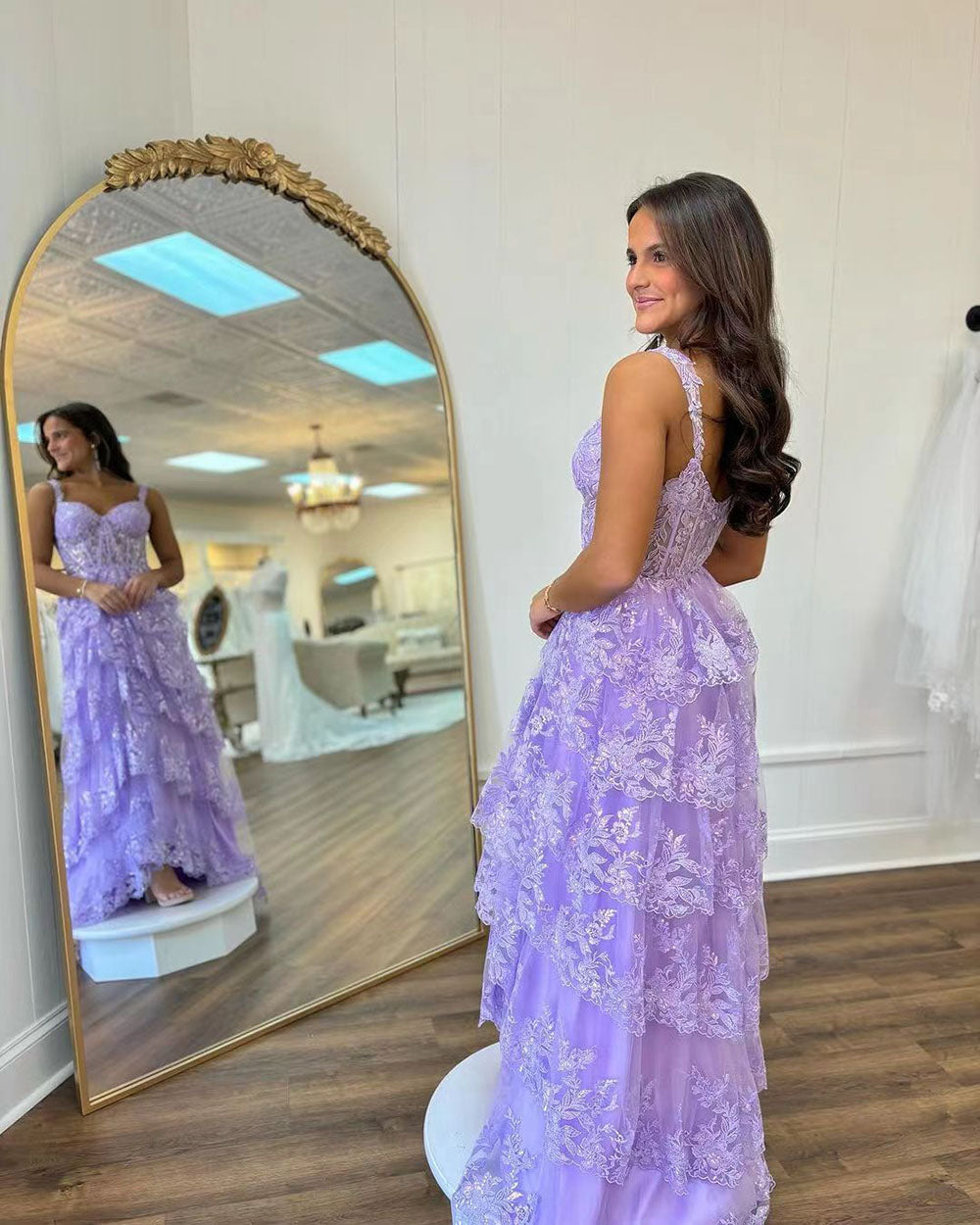 Robe de bal à volants à bretelles spaghetti avec fente latérale et appliques en dentelle