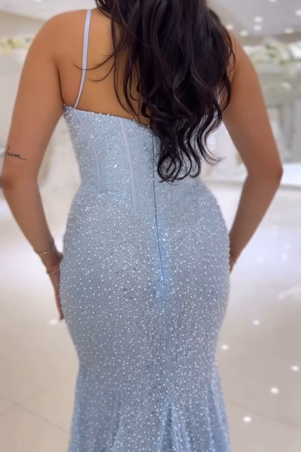 Robe de soirée longue à paillettes asymétrique avec fente et paillettes
