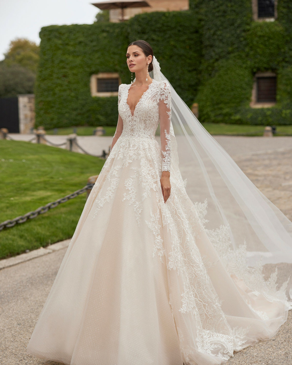 Elegant Backless V Neck Wedding Dress For Women Lace Appliques Long Sleeves Luxury Bridal Gowns