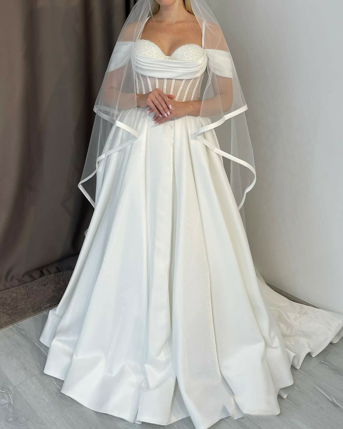 Abiti da sposa Luxury Empire con scollo a barca, perline, corpetto a pieghe a cuore, stecche, raso
