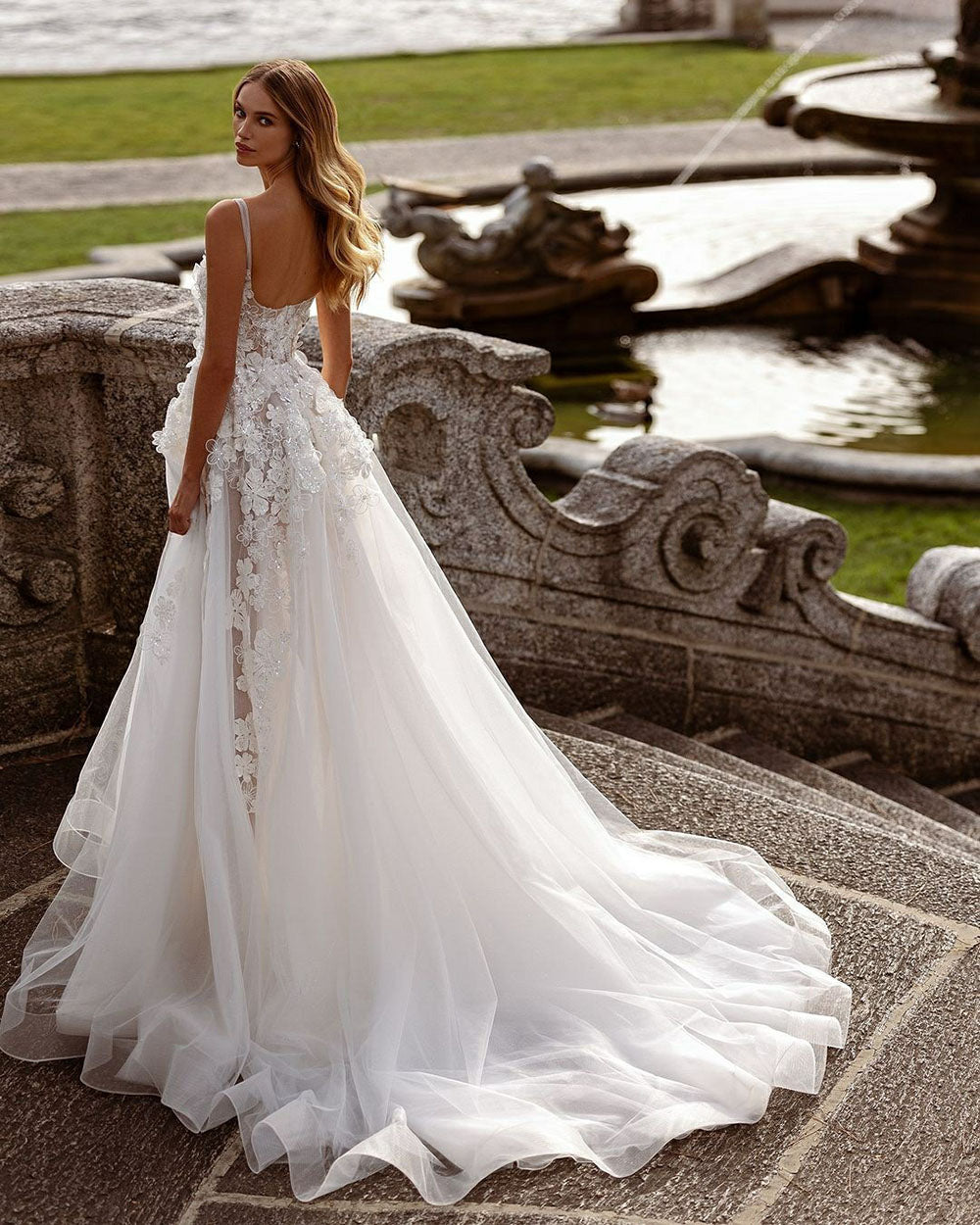 Vestidos de Noiva de Luxo Linha A com Alças de Espaguete Ilusão Flor 3D Vestido de Noiva Sem Costas Vestido de Noiva Princesa