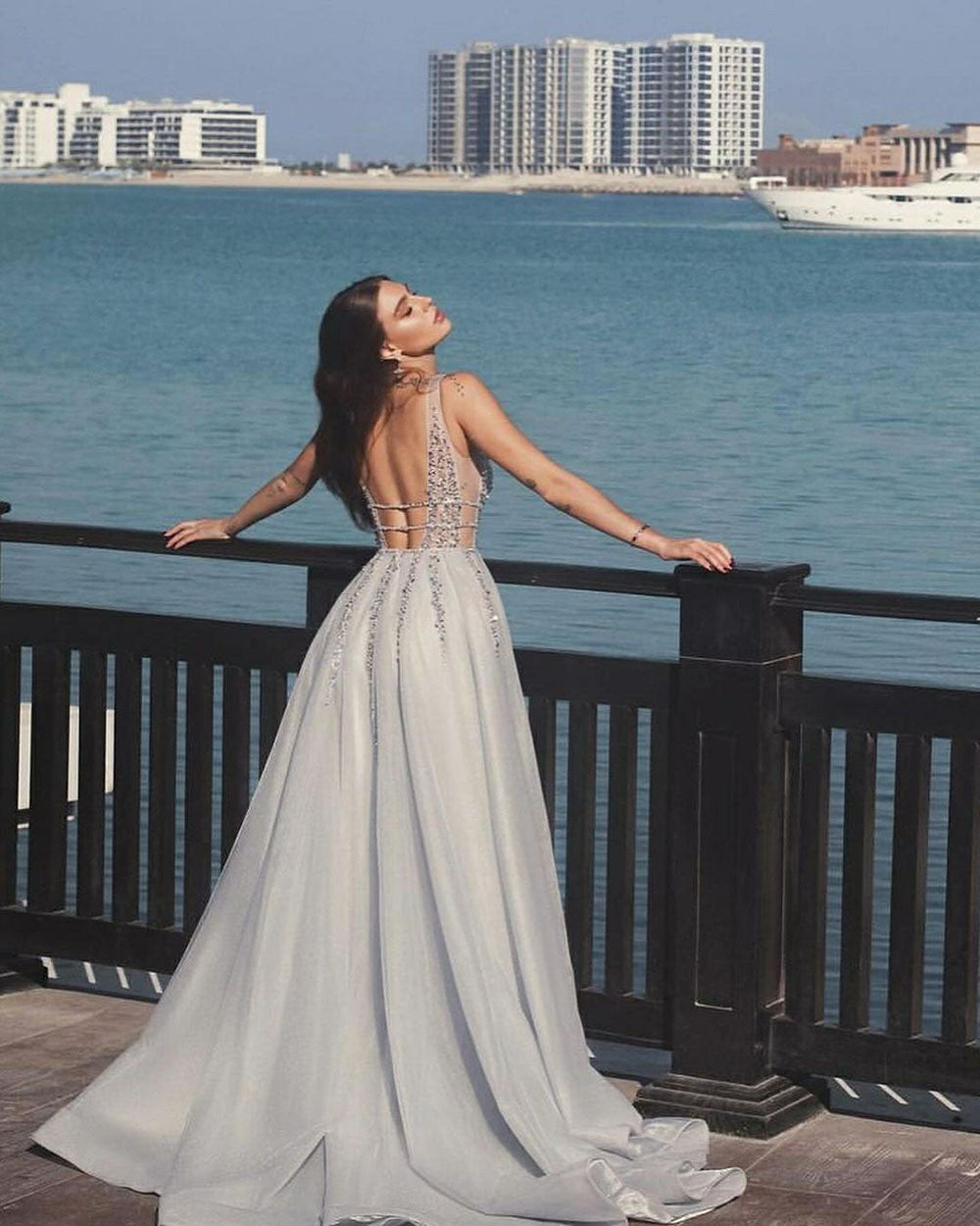 Mordern V- Neck Sequins Wedding Dresses Sleeveless Sexy Deep V Neck Backless Bridal Gowns