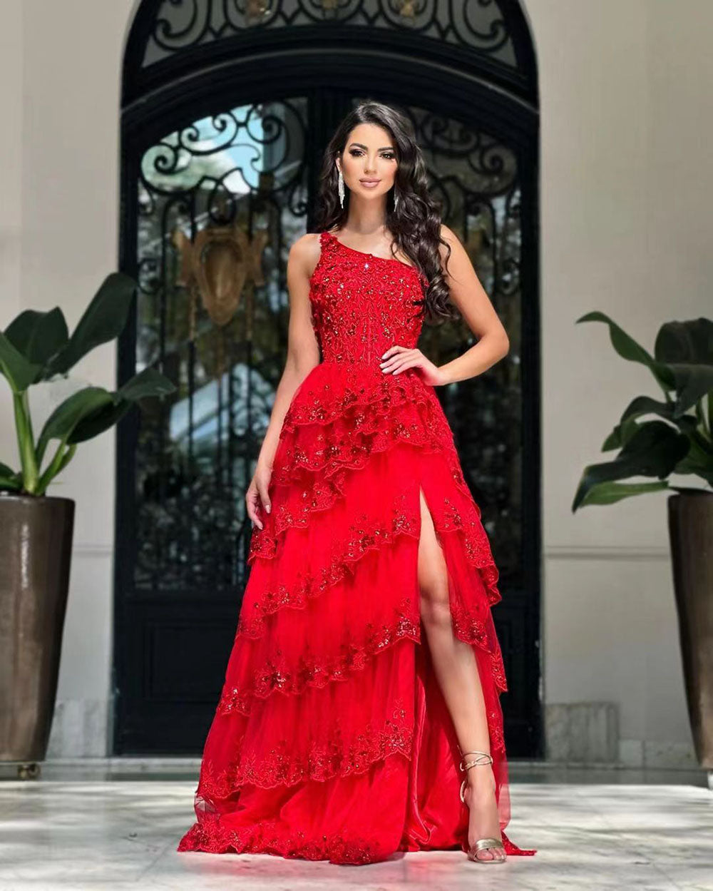 Robe de soirée rouge de luxe à une épaule avec appliques en dentelle et robe de soirée à volants avec fente latérale