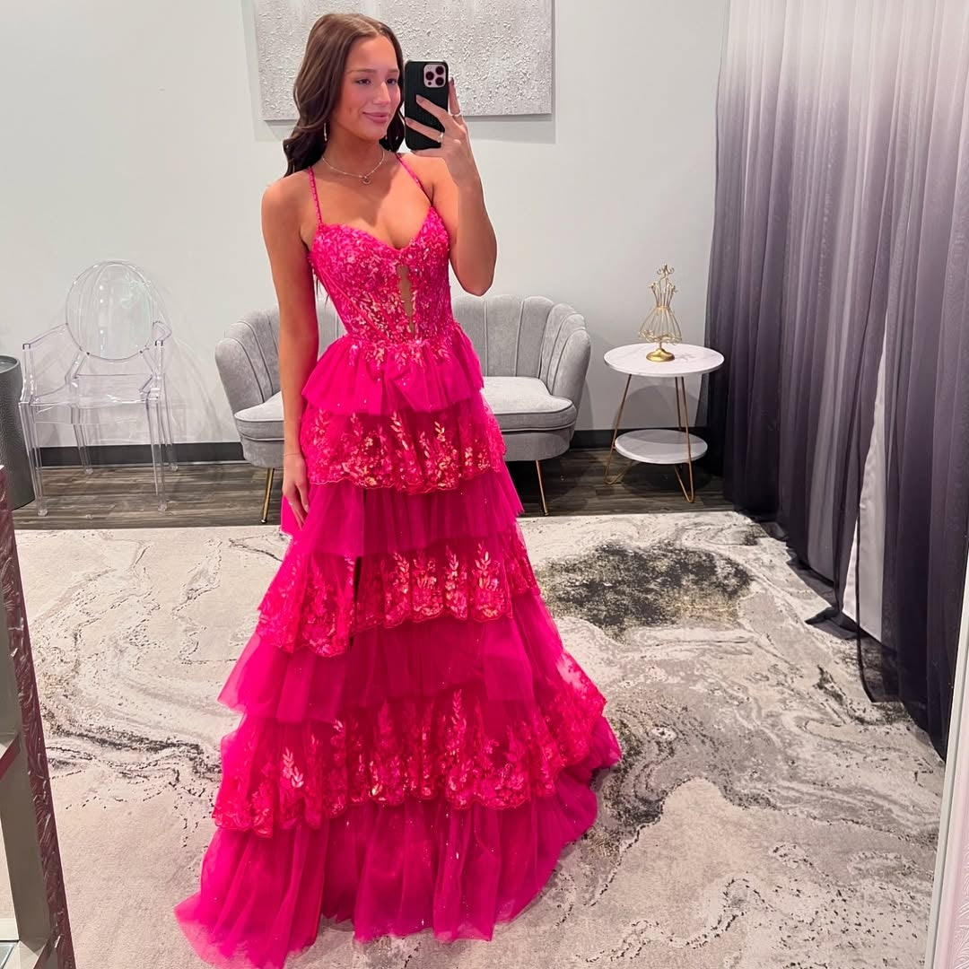 Abito da ballo a balze con paillettes rosa acceso, spacco e corsetto a cuore, abito da festa Ms2504112
