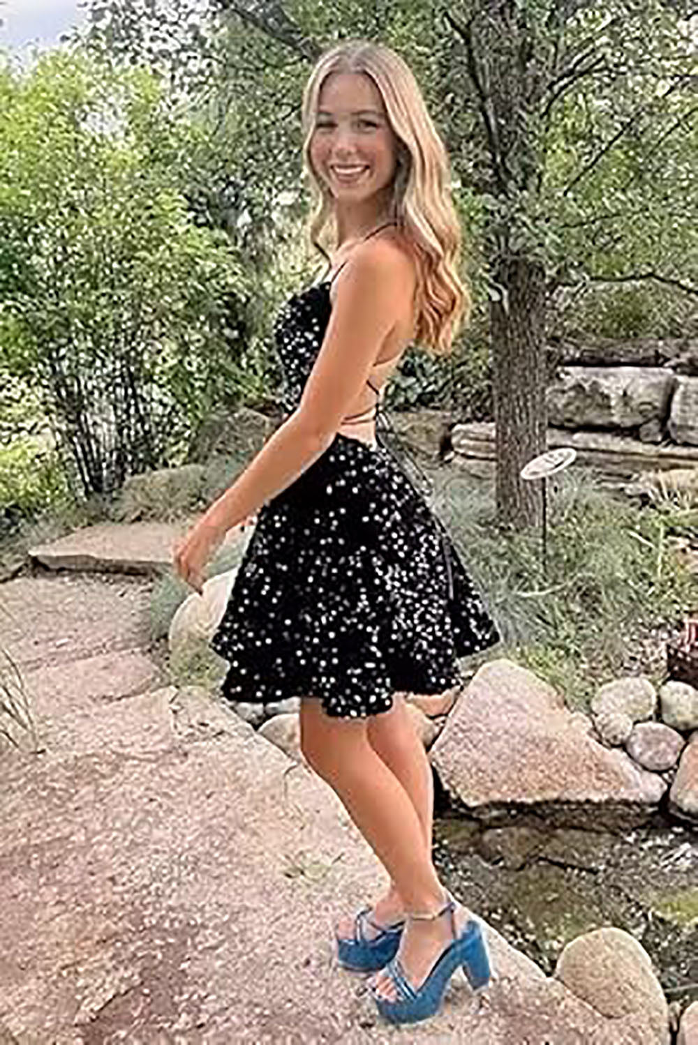 Vestiti corti con paillettes per il ritorno a casa per adolescenti 2024, spalline sottili scintillanti, abito da ballo Sweet 16, abito da cocktail
