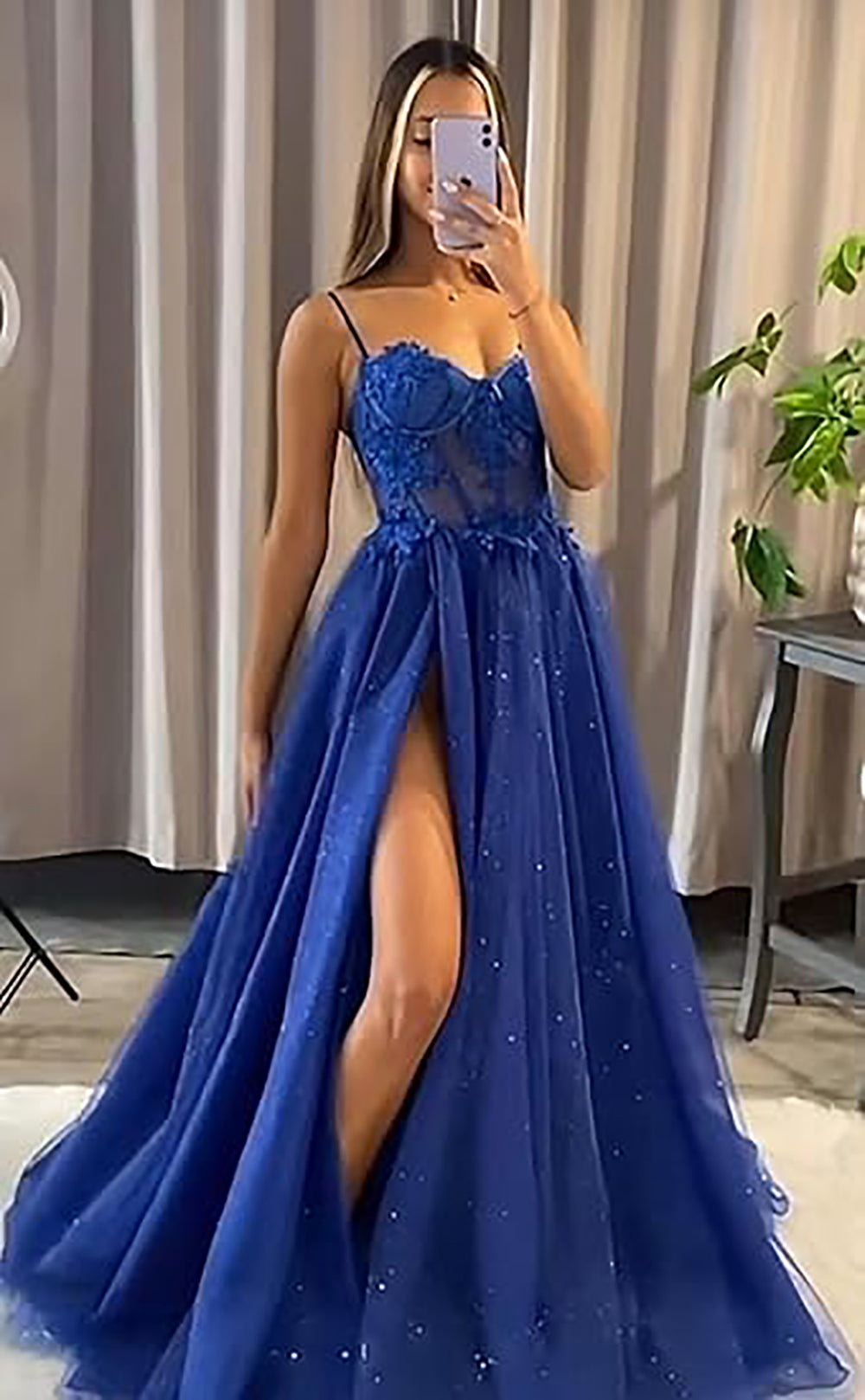 Robe de soirée longue en tulle à bretelles spaghetti et décolleté plongeant pour femme