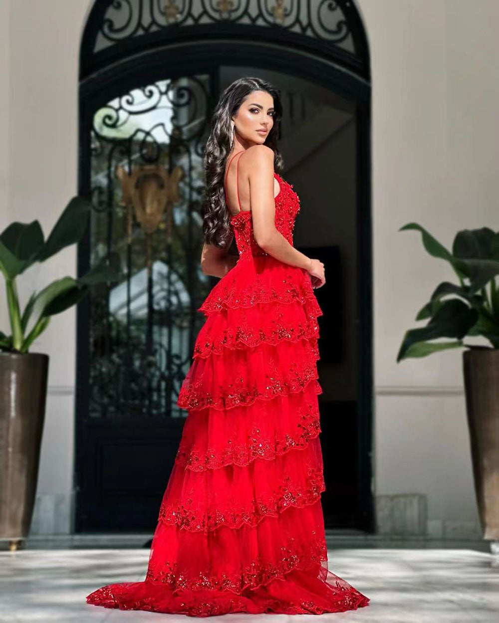 Robe de soirée rouge de luxe à une épaule avec appliques en dentelle et robe de soirée à volants avec fente latérale