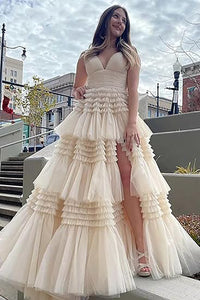 Abito da sera formale in tulle con spalline sottili, balze a strati, gonna ampia, spacco e effetto gonfio