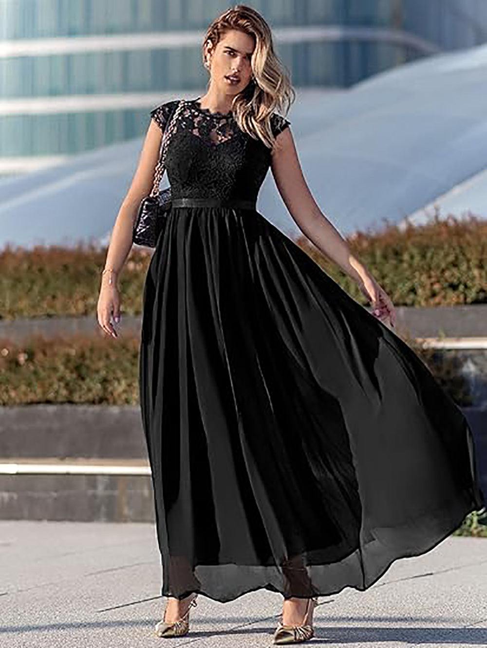 Vestito da festa elegante da donna con scollo a V, maniche a cappuccio e spacco alto in pizzo nero